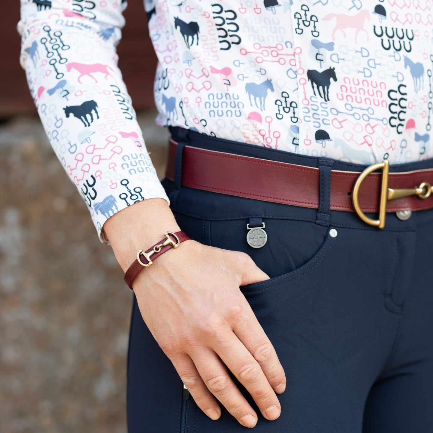 Belt with horse bit